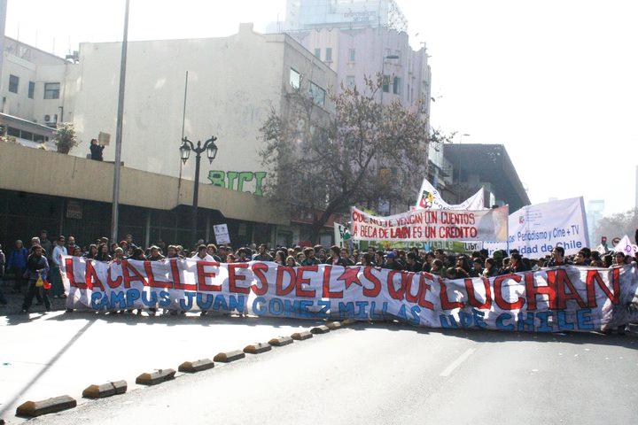Transparent mit der Aufschrift "Die Straße gehört denen, die kämpfen"