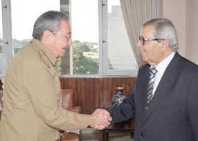 Raúl Castro mit libyschem Unterhändler