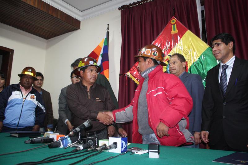 Dien rivialisierenden Bergleute unterzeichnen die Vereinbarung in La Paz