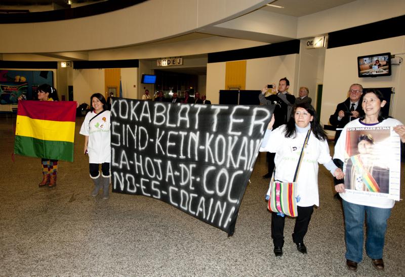 Bolivianer werben in Wien für die Legalisierung des Kokablattes.