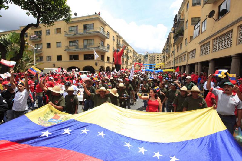 Bauern mit der venezolanischen Flagge