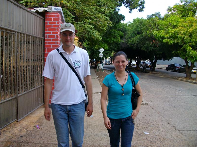 Alex Klüken mit einer Menschenrechtsverteidigerin in Kolumbien