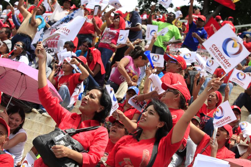 Nach der Registrierung spricht Chávez. Das Regierungsprogramm wird für die Diskussion in der Bevölkerung im ganzen Land verteilt
