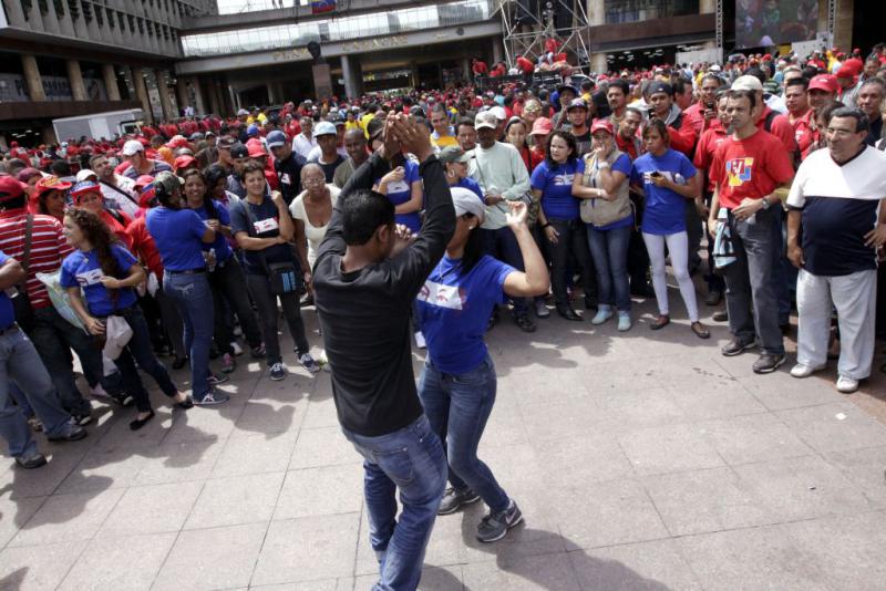 Tanzen beim Warten auf Chávez auf dem Plaza Caracas, nahe beim Sitz des Wahlrates CNE