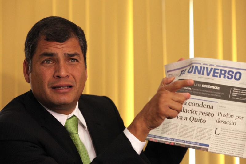 Präsident Rafael Correa mit einer Ausgabe der Zeitung El Universo