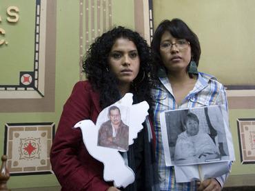 Töchter der Entführten zeigen Fotos der Umweltschützer