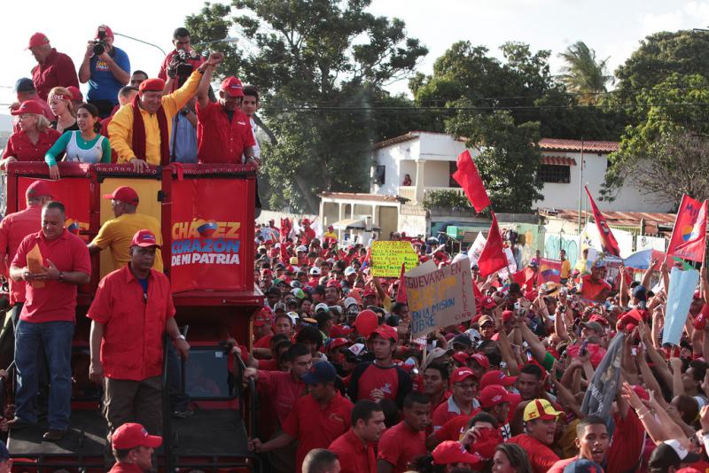 Hugo Chávez (gelbes Hemd) bei einer Wahlkampfveranstaltung in Barquisimeto im Bundesstaat Lara