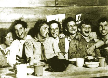 Jugendbund „Kameraden“ im Winter 1930/31 (Ernesto Kroch zweiter von rechts) Foto: Autobiographie