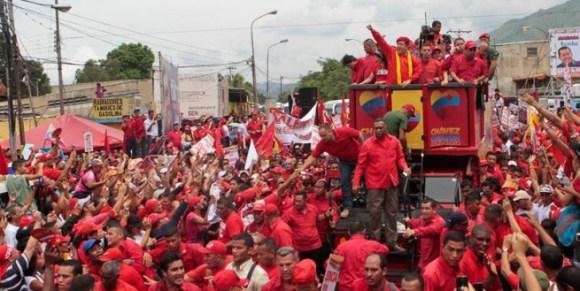 Chávez zwischen Anhängern in der Wahlkampagne