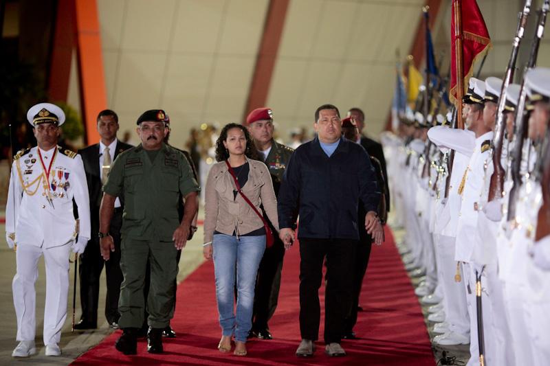 Hugo Chávez auf dem Weg zum Flugzeug