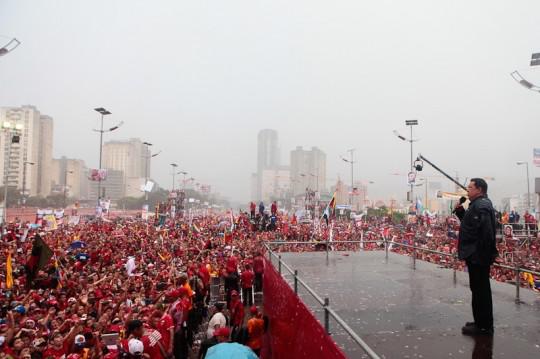 Hugo Chávez spricht in strömendem Regen zu seinen Anhängern