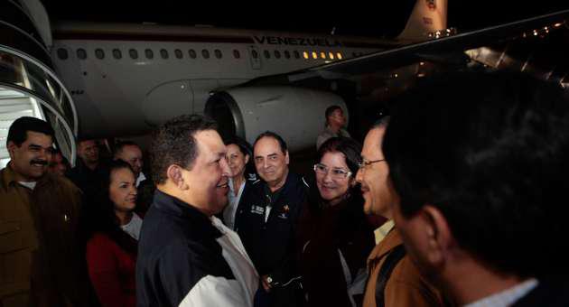 Hugo Chávez und einige Minister bei der Ankunft am Freitagmorgen