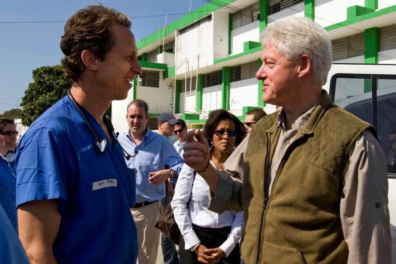 William J. Clinton, Spezialbeauftragter der Vereinigten Nationen, spricht im Januar 2012 mit Medizinern im General Hospital in Port-au-Prince, Haiti.