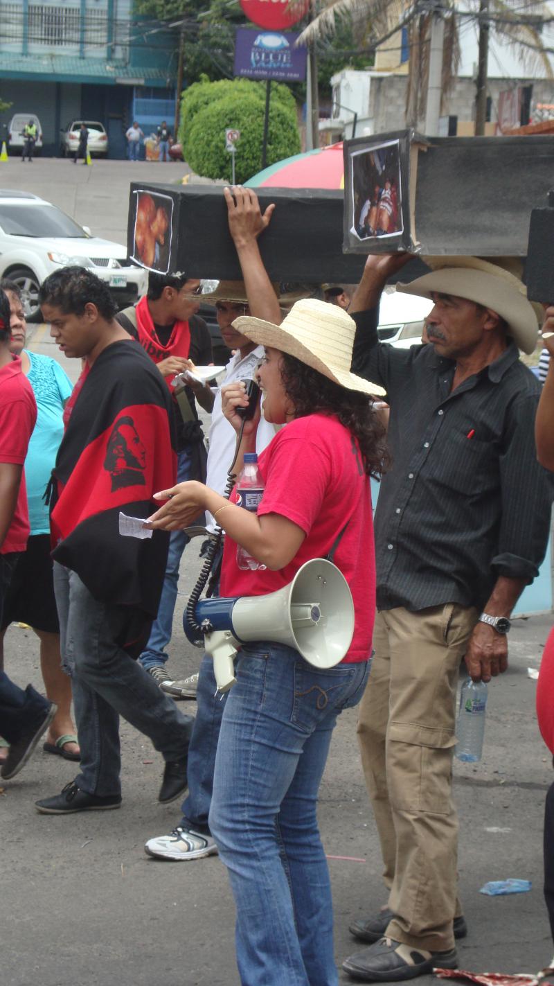 Eine MUCA-Aktivistin machte auf die Menschenrechtsverletzungen gegen Kleinbauern in Honduras aufmerksam.
