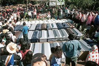 Begräbnis in Acteal nach dem Massaker