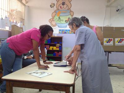 Eine 95-jährige Wählerin im Bundesstaat Mérida gibt ihre Stimme ab