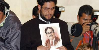 Iván Cepeda mit einem Bild seines 1994 ermordeten Vaters, dem Kommunisten und Mitglied der Unión Patriótica, Manuel Cepeda