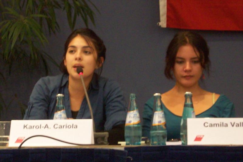 Camila Vallejo (r.). und Karol Cariola (l.) auf dem Podium in Frankfurt