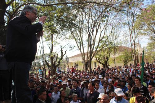 Der gestürzte Präsident Fernando Lugo spricht in San Juan Nepomuceno zu seinen Anhängern