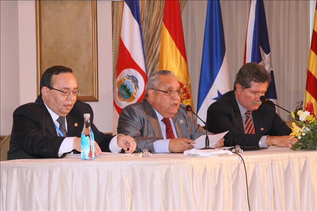 José Antonio Gutiérrez mit anderen Juristen Lateinamerikas
