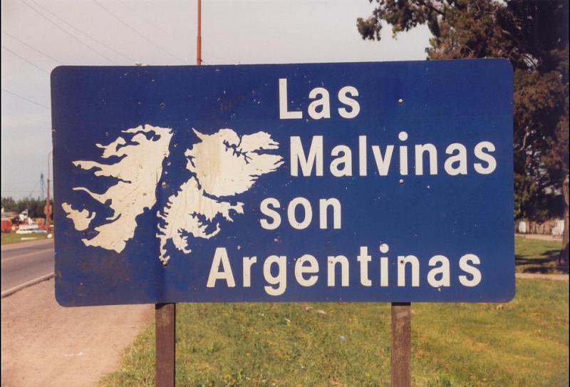 Schild mit Umriss der Malwinen und Aufschrift: "Die Malvinen sind argentinisch!"