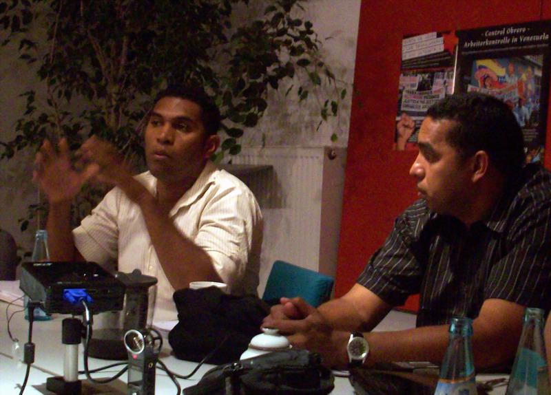 Felix Martínez (l.) und Paulo Cumaná (r.) bei ihrem Vortrag in Darmstadt