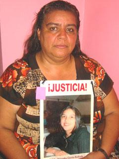 Norma Andrade mit dem Foto ihrer entführten Tochter Alejandra
