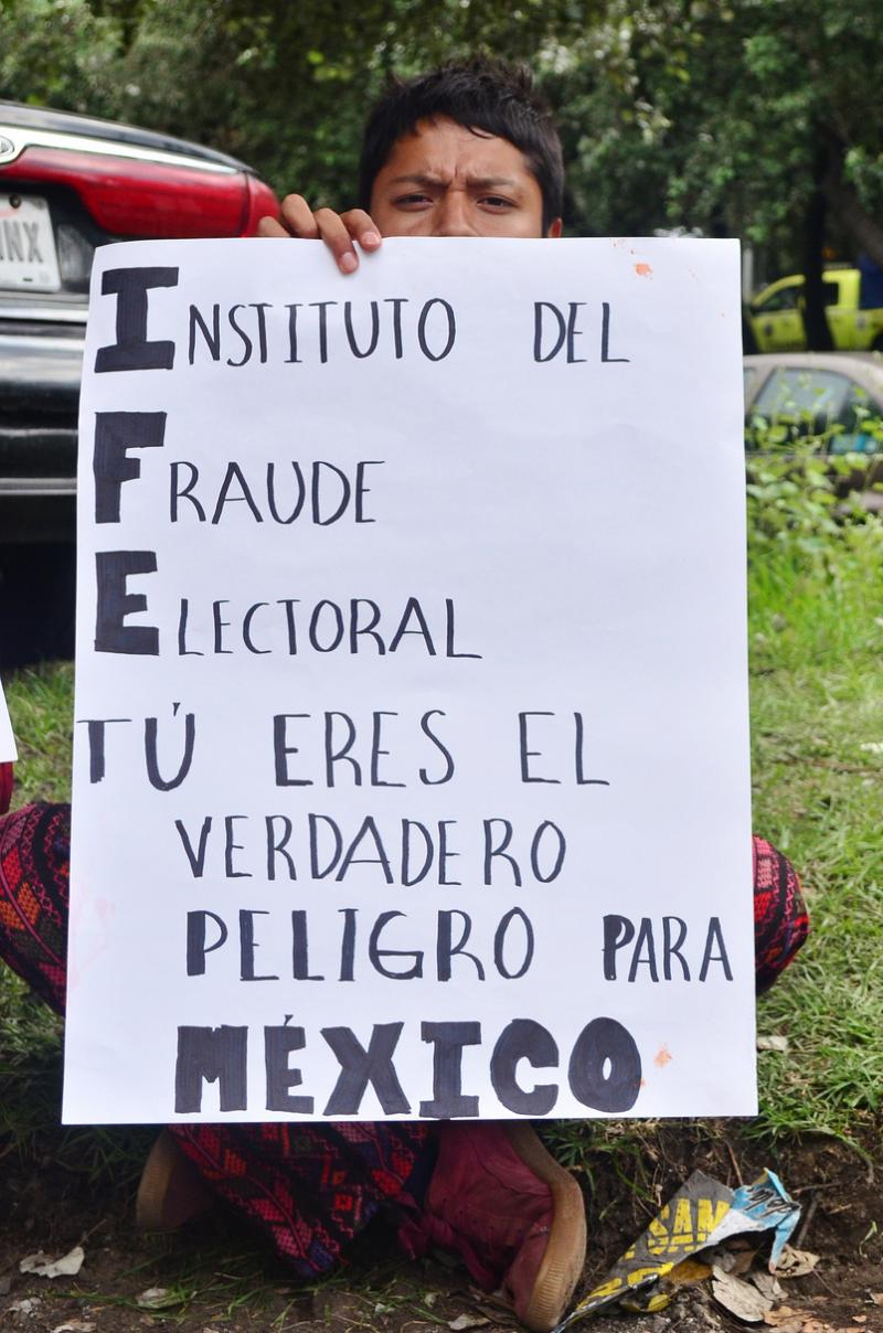 "Institut für Wahlbetrug": Ein Demonstrant entstellt als Protest die Abkürzung der mexikanischen Wahlbehörde (IFE)