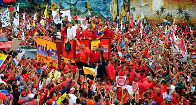Präsident Hugo Chávez auf dem Weg zum Wahlrat