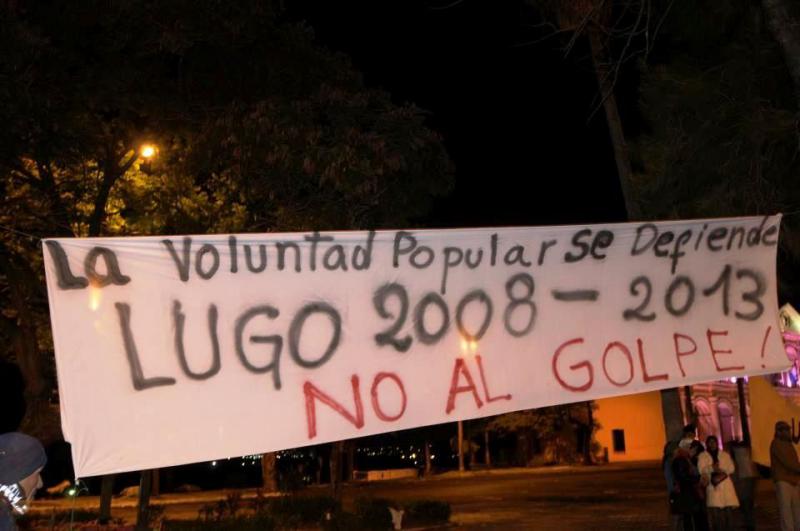 Transparent in Asunción: Der Wille des Volkes wird verteidigt - Nein zum Putsch", Präsident Lugo wurde 2008 gewählt, die reguläre Amtszeit geht bis 2013
