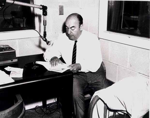 Pablo Neruda während einer Tonaufnahme 1966