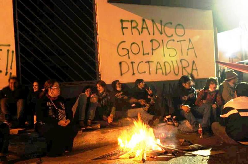 Auch nachts bleiben die Menschen auf der Strasse und protestieren:"Franco - Putschist - Diktatur"