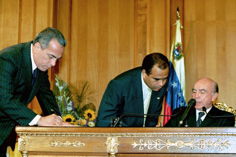 Manuel Rosales bei der Unterzeichnung des Carmona-Dekrets