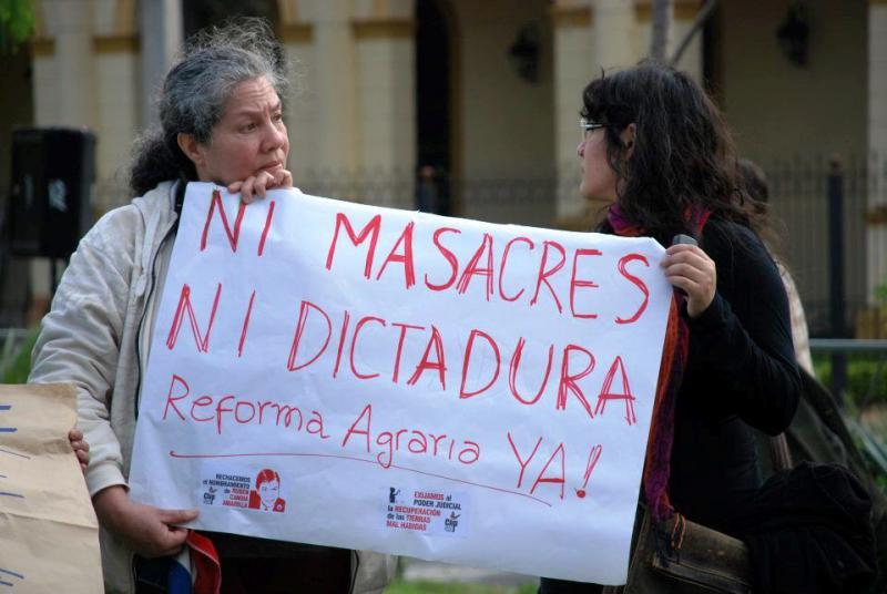 "Weder Massaker noch Diktatur - Agrarreform JETZT" fordern diese beiden Frauen in Asunción. Die Landfrage ist der zentrale Konflikt in Paraguay