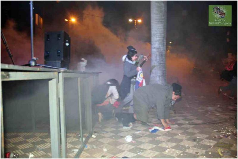 Tränengaseinsatz gegen Demonstranten in der Nacht von Freitag auf Samstag in Asunción