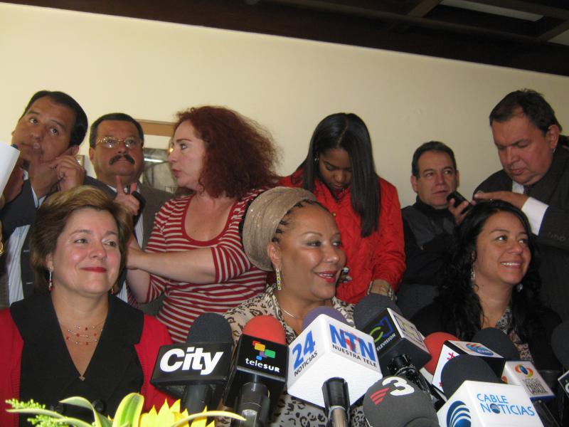 Pressekonferenz der "Kolumbianerinnen und Kolumbianer für den Frieden", vorn in der Mitte Piedad Córdoba, zweiter von links Carlos Lozano (Februar 2011)