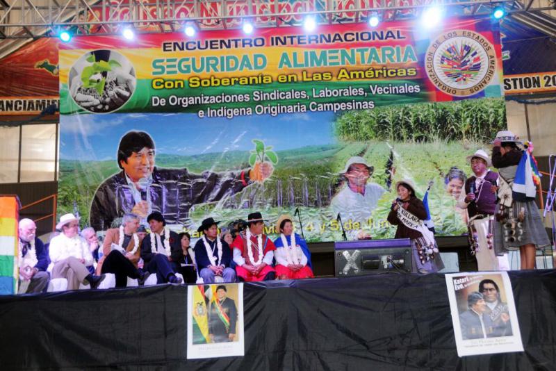 Eröffnungsveranstaltung mit Boliviens Präsident Evo Morales und Vizepräsident Álvaro García Linera. "Lebensmittelsicherheit mit Souveränität in den Amerikas" wird auf dem Transparent gefordert