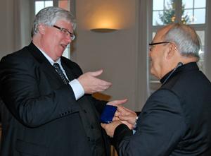 Unipräsident Schenk überreicht Ortega die Ehrenmedaille der Hochschule