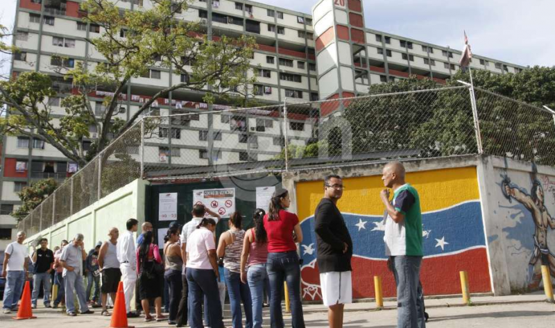 Schlange vor einem Wahllokal in Venezuela