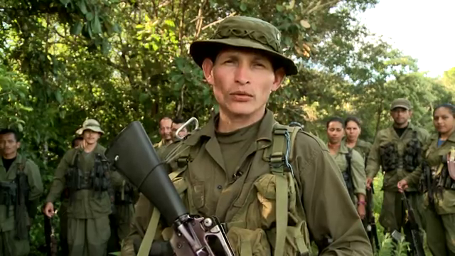 Kommandant Monazo von der 15. Front der FARC verliest das Kommuniqué