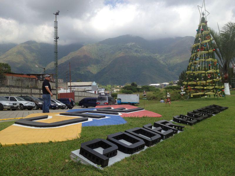 Weihnachtsbaum über den Bergen von Caracas