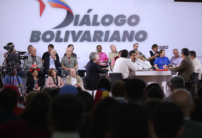 Übergangspräsident Nicolás Maduro und Debattenteilnehmer in Caracas