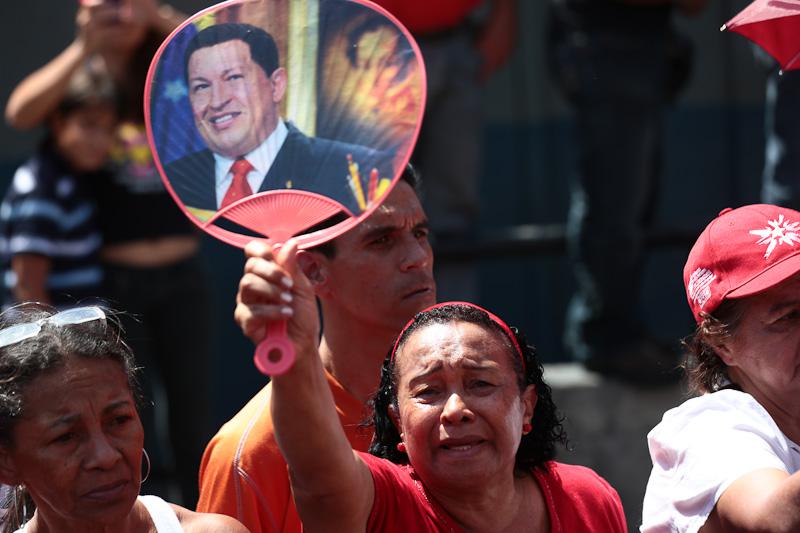Eine Anhängerin des Präsidenten mit einem Bild des verstorbenen Hugo Chávez