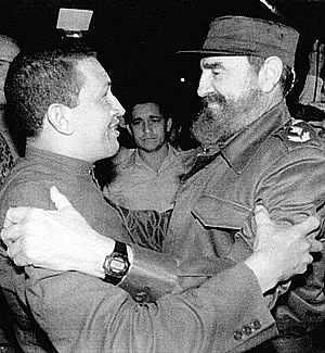 Nach seiner Freilassung 1994 reist Hugo Chávez nach Kuba und trifft Fidel Castro.