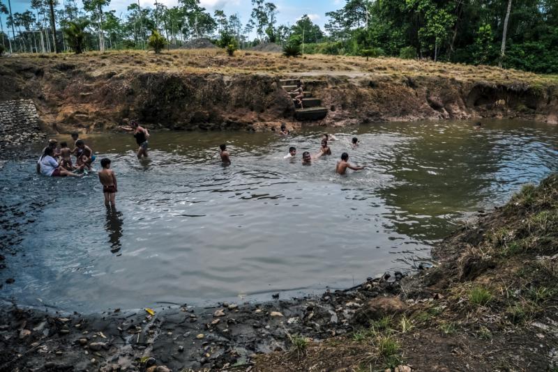 Erdölrückstände in einem Teich im Amazonasgebiet