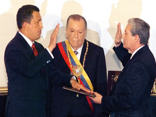 Hugo Chávez wird im Jahr 1999 nach der Annahme der neuen Verfassung als Präsident vereidigt.