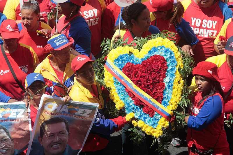 Anhänger des verstorbenen Präsidenten mit einem Blumenkranz. Auf den T-Shirts: "Ich bin Chávez"