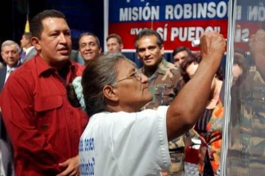 Das erste von vielen Sozialprogrammen: 2003 startet die Regierung die Misión Robinson, ein Alphabetisierungsprogramm, an dem rund 1,5 Millionen Erwachsene teilnehmen.