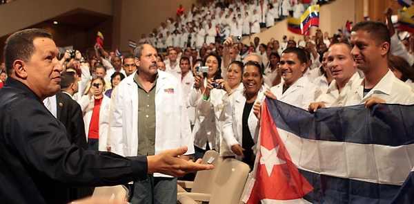 Chávez begeht mit kubanischen Ärzten den dritten Jahrestag der Misión Barrio Adentro, die eine medizinische Grundversorgung in den Armenvierteln garantiert.
