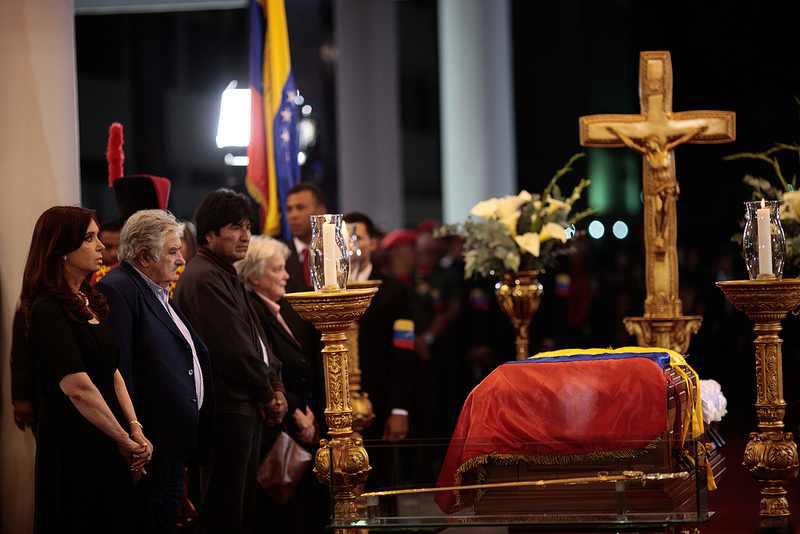 Die Präsidenten Argentiniens Uruguays und Boliviens, Cristina Fernández, José Mujica und Evo Morales, sowie Lucia Topolanski, Senatspräsidentin Uruguays, bei der Ehrenwache